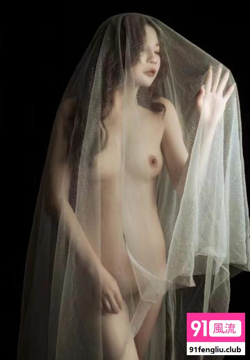 苗条娇小美女